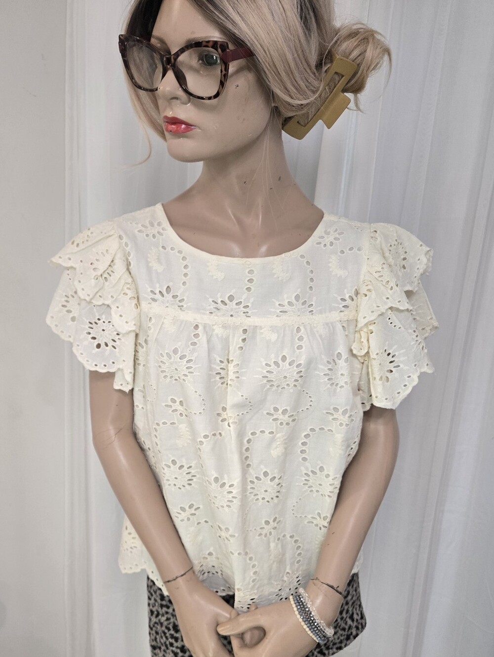 Cream Eyelet Ruffle Sleeve Blouse. Pristine Condition. 100% Cotton
